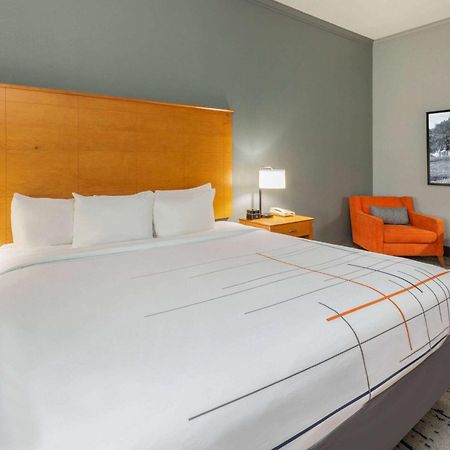 Отель La Quinta By Wyndham Bridgeport Экстерьер фото
