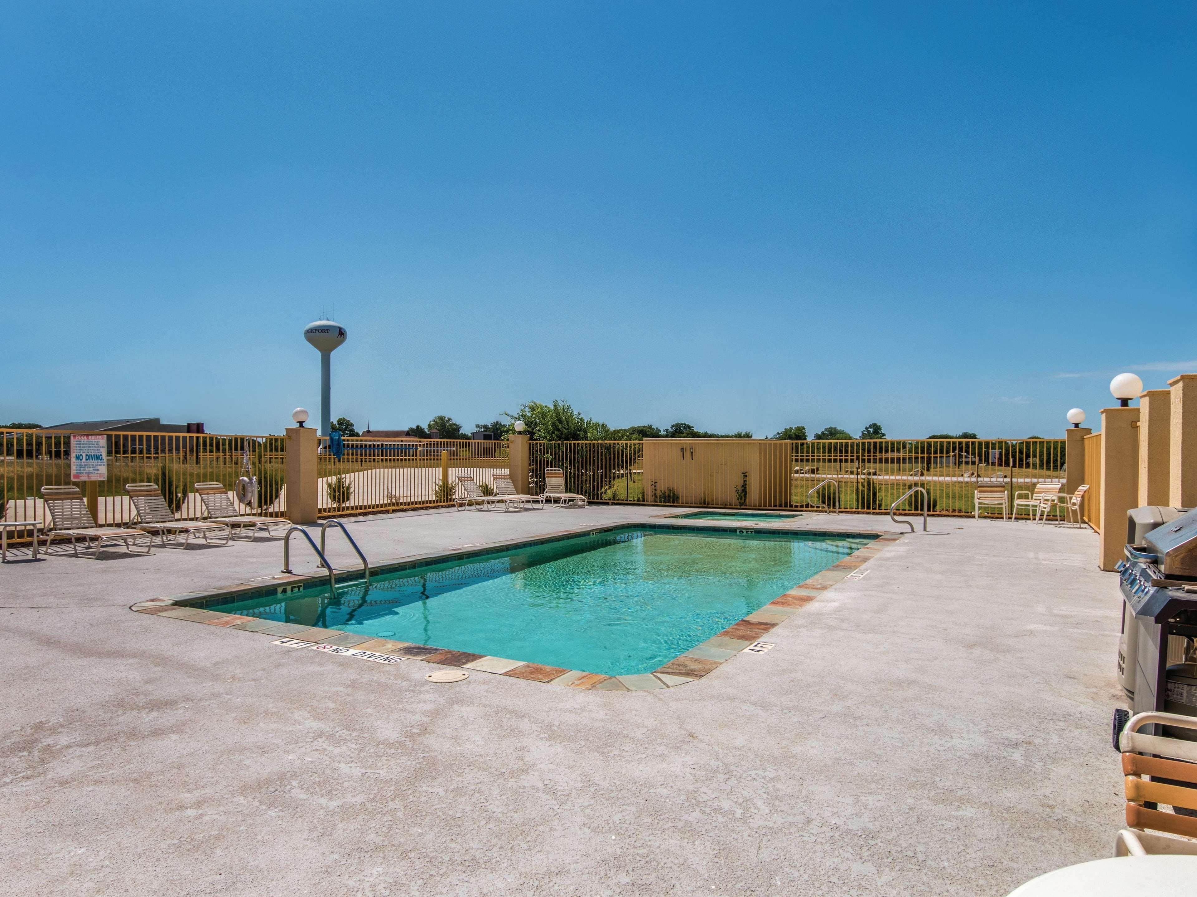 Отель La Quinta By Wyndham Bridgeport Экстерьер фото