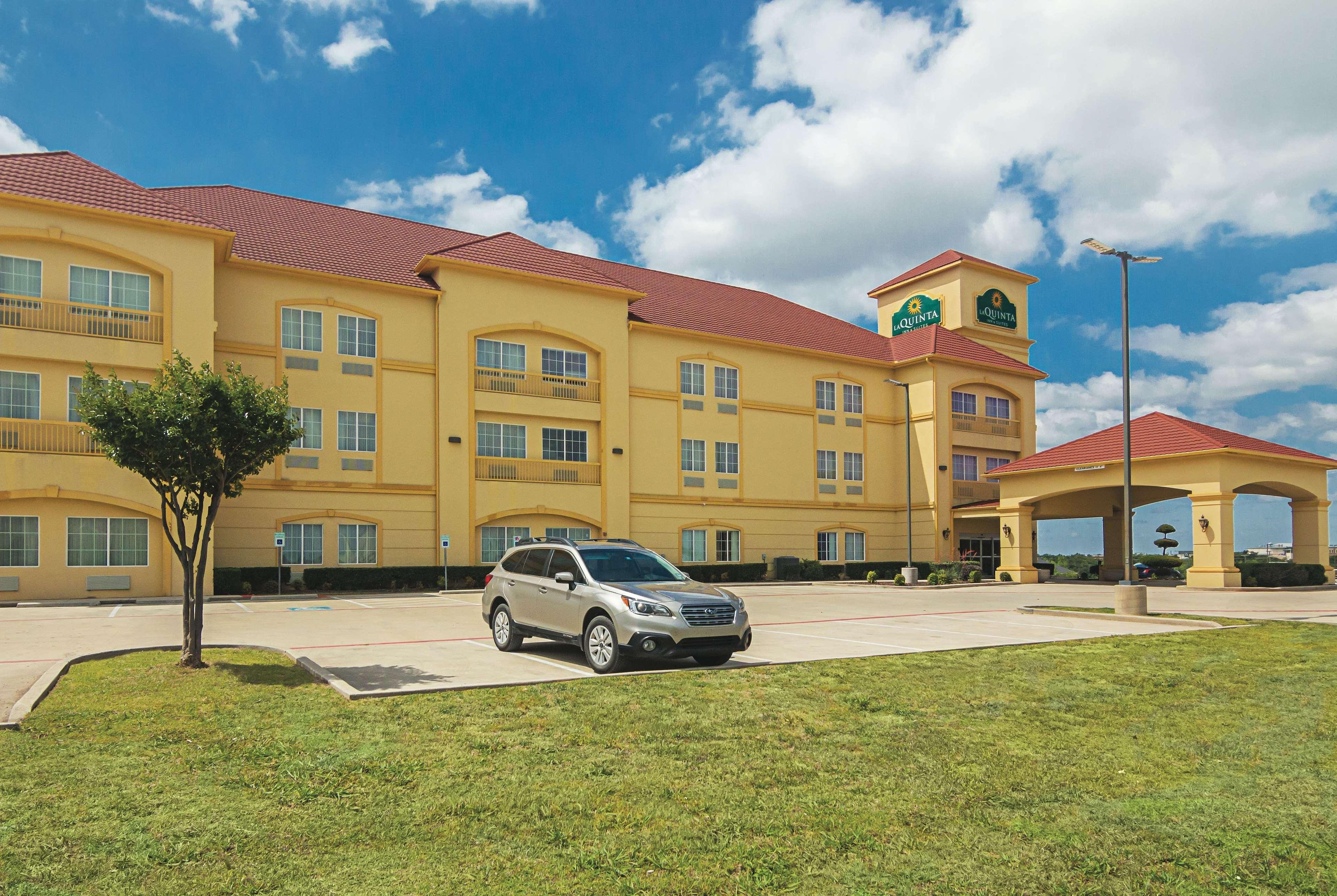 Отель La Quinta By Wyndham Bridgeport Экстерьер фото